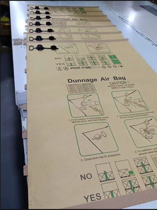 Túi khí chèn hàng container giấy Kraft thành phẩm xếp tại xưởng